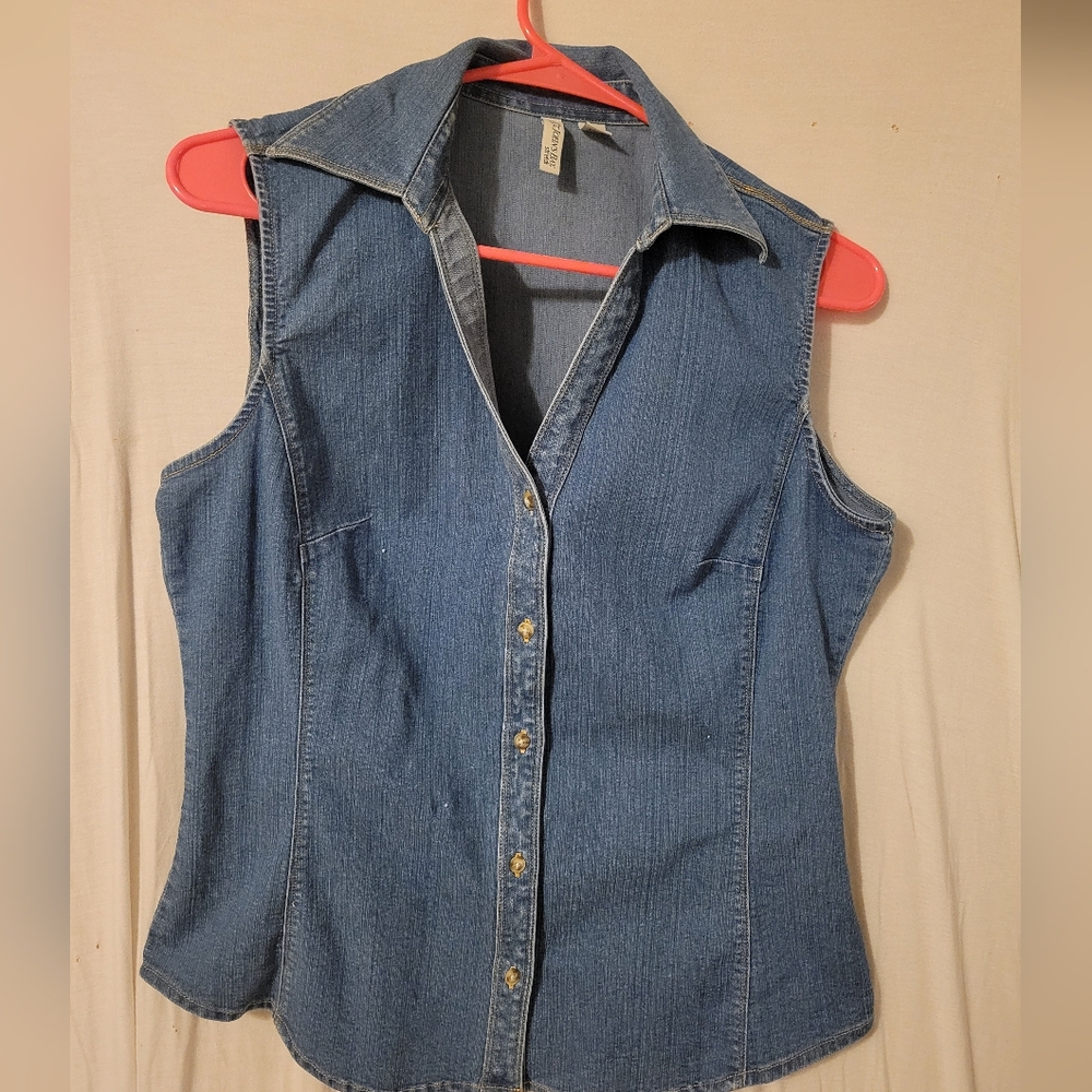 Womens sleeveless shirt